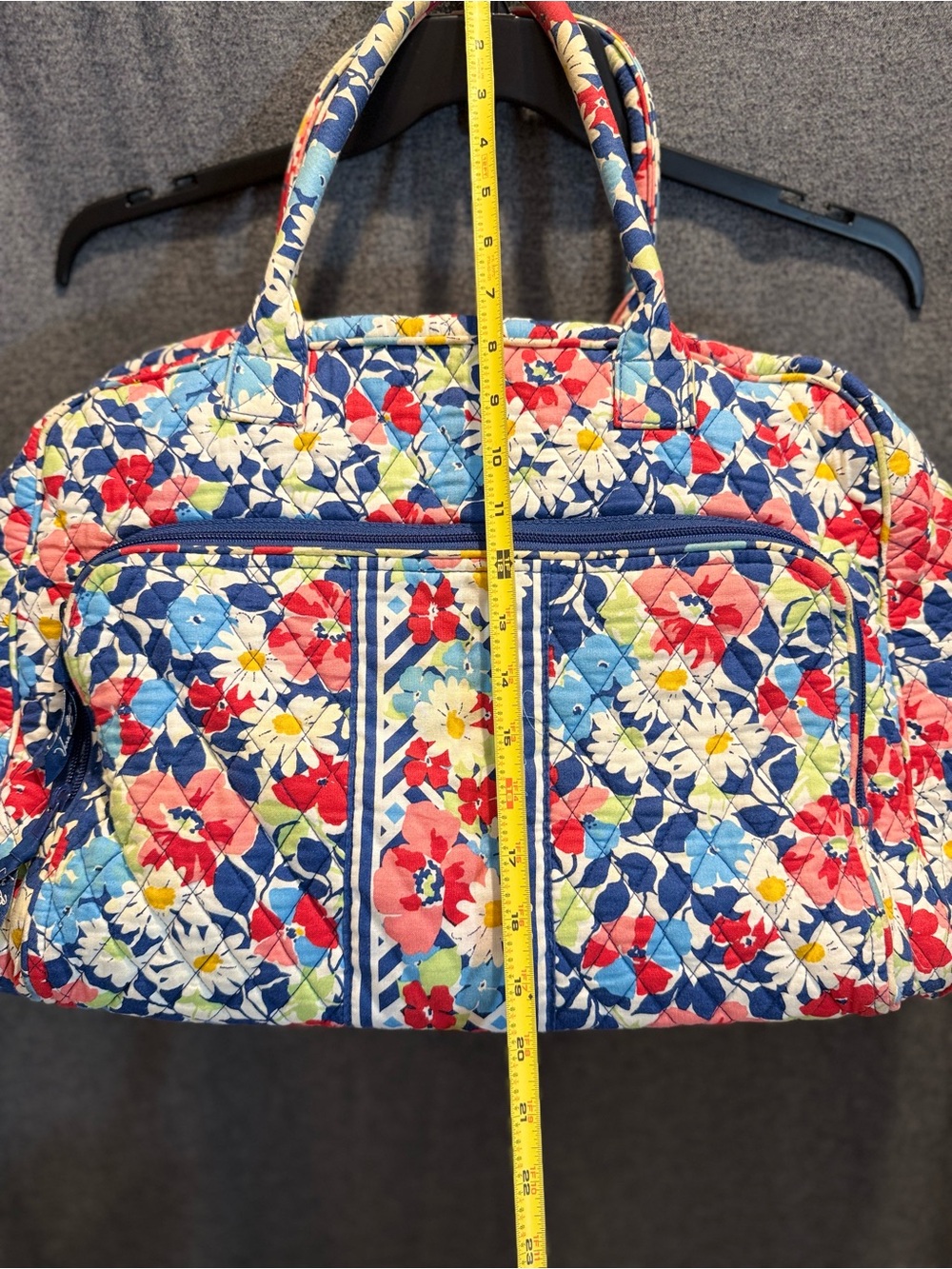 Vera Bradley Quilted Travel Bag “Summer Cottage” Pre-owned. Fair condition - Picture 3 of 12
